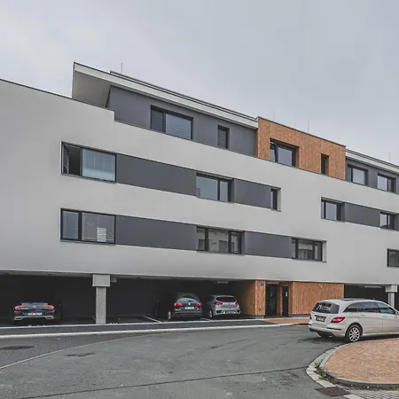 Luxusni Apartman U Petrofa S Vlastnim Parkovacim Mistem Градец-Кралове Экстерьер фото