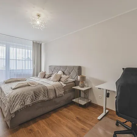 Luxusni Apartman U Petrofa S Vlastnim Parkovacim Mistem Градец-Кралове Экстерьер фото